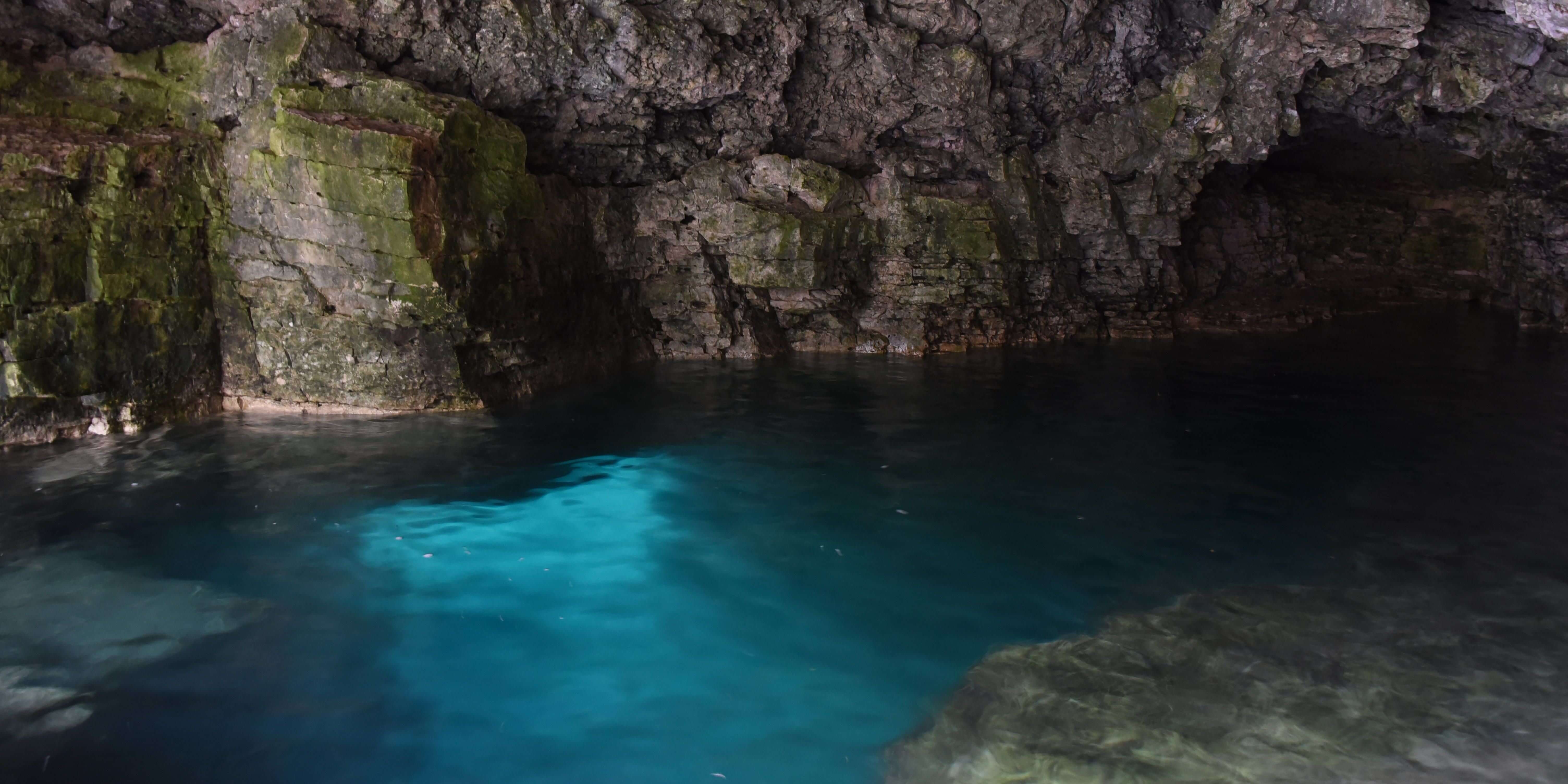 See in einer Höle, Wasser leuchtet